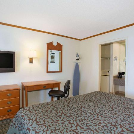 Days Inn By Wyndham Wichita West Near Airport Exterior photo
