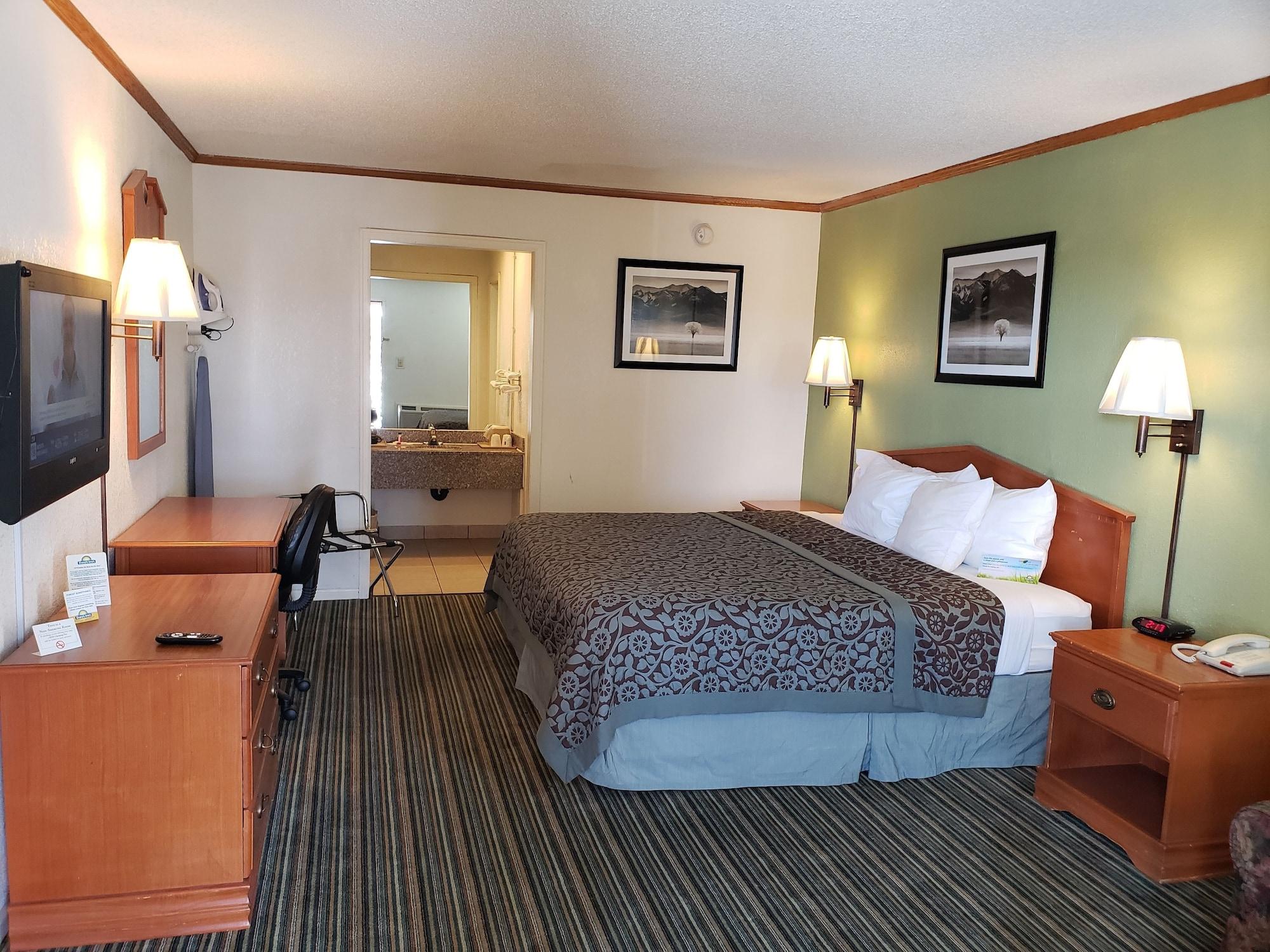 Days Inn By Wyndham Wichita West Near Airport Exterior photo
