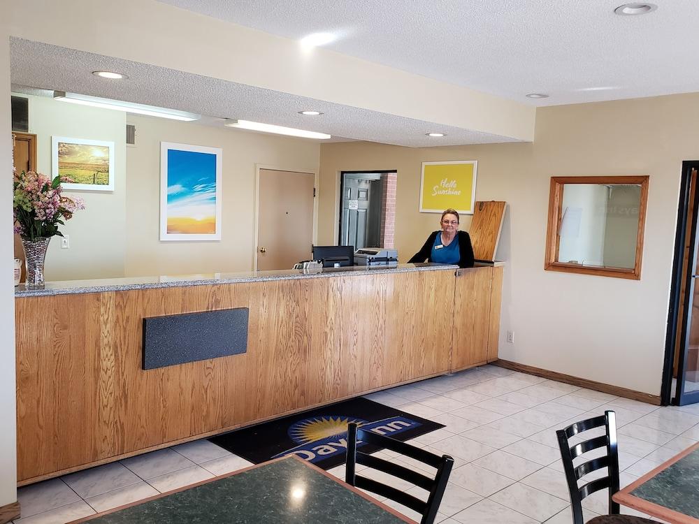 Days Inn By Wyndham Wichita West Near Airport Exterior photo