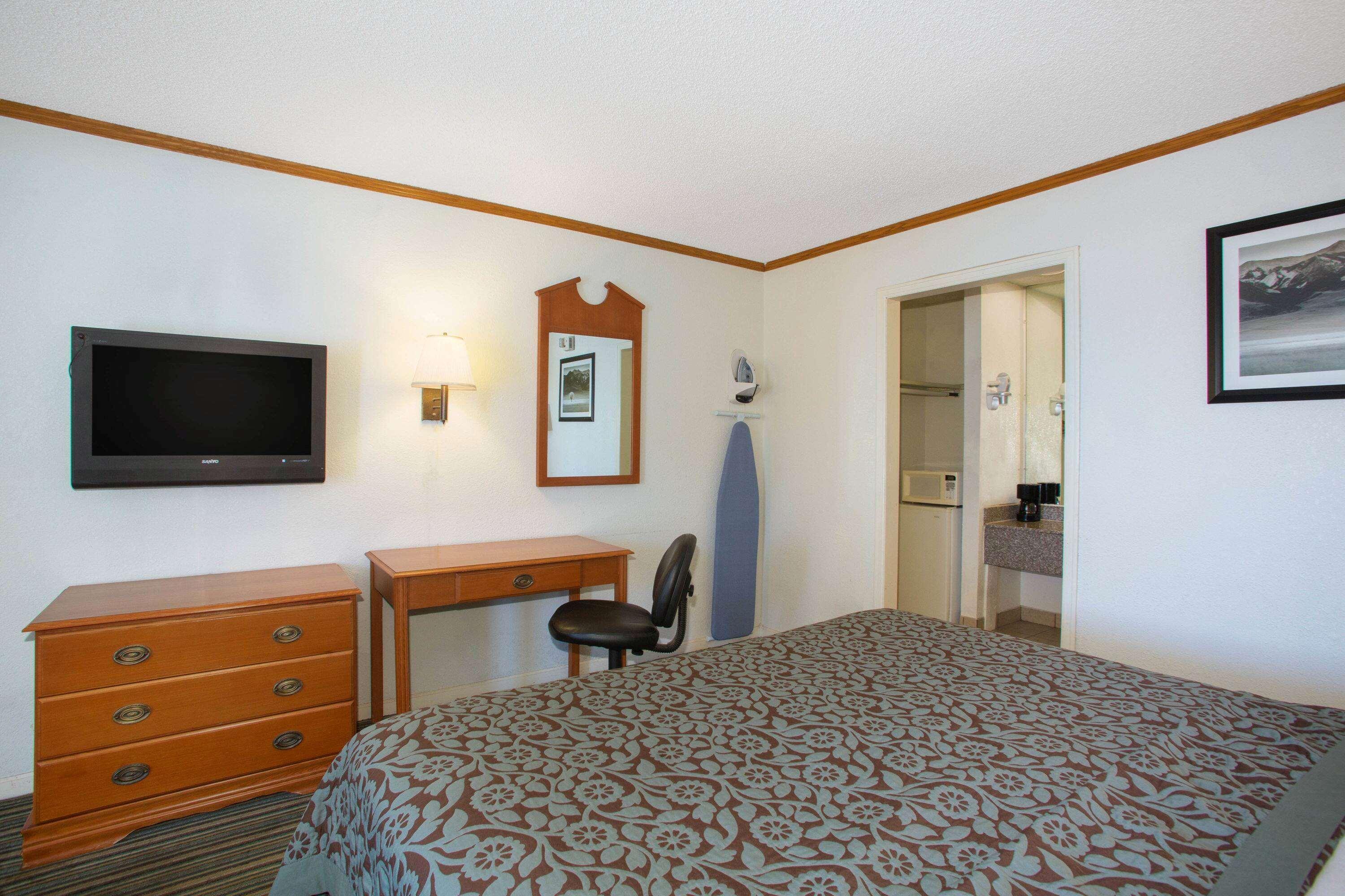Days Inn By Wyndham Wichita West Near Airport Exterior photo