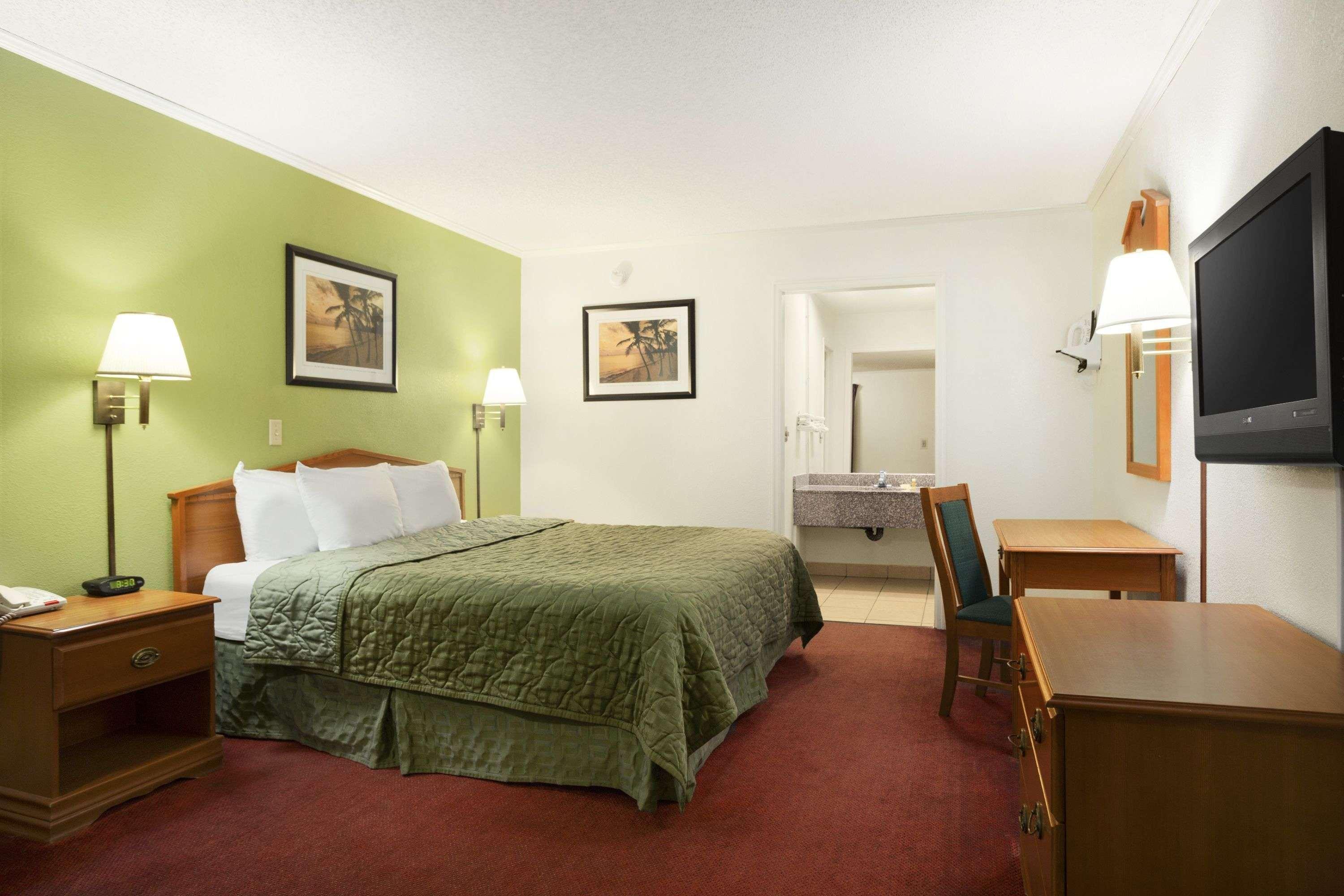 Days Inn By Wyndham Wichita West Near Airport Exterior photo