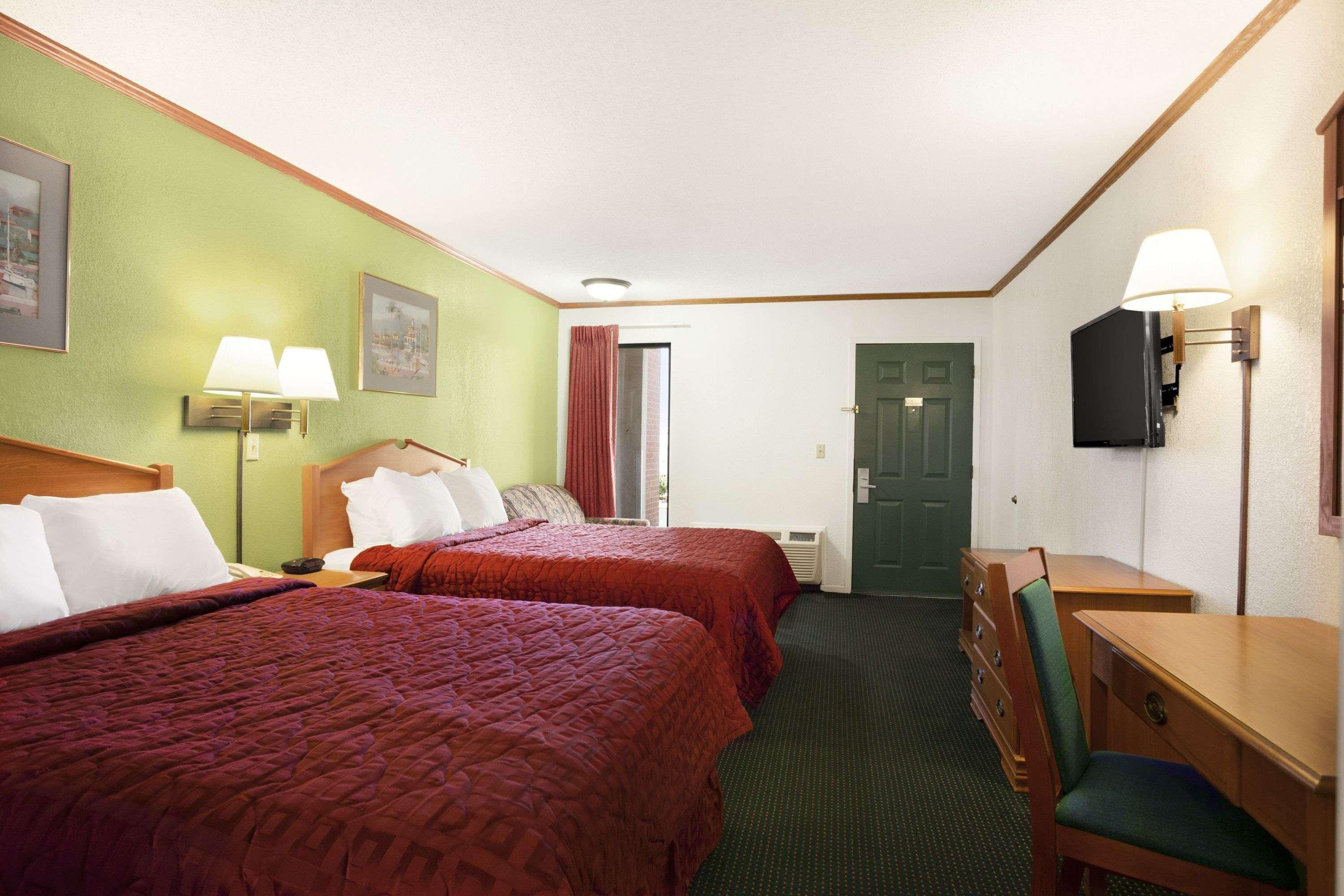 Days Inn By Wyndham Wichita West Near Airport Exterior photo
