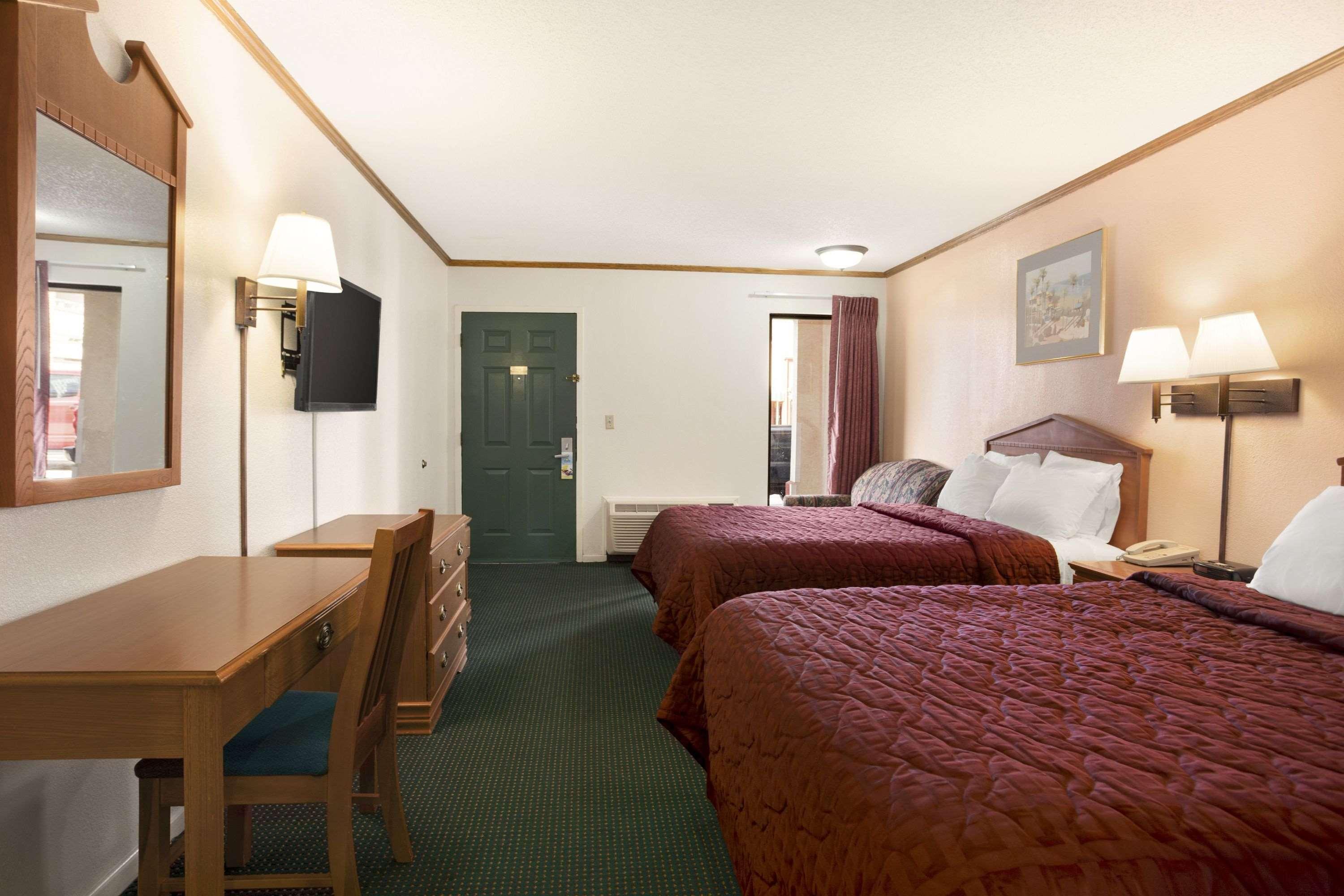 Days Inn By Wyndham Wichita West Near Airport Exterior photo