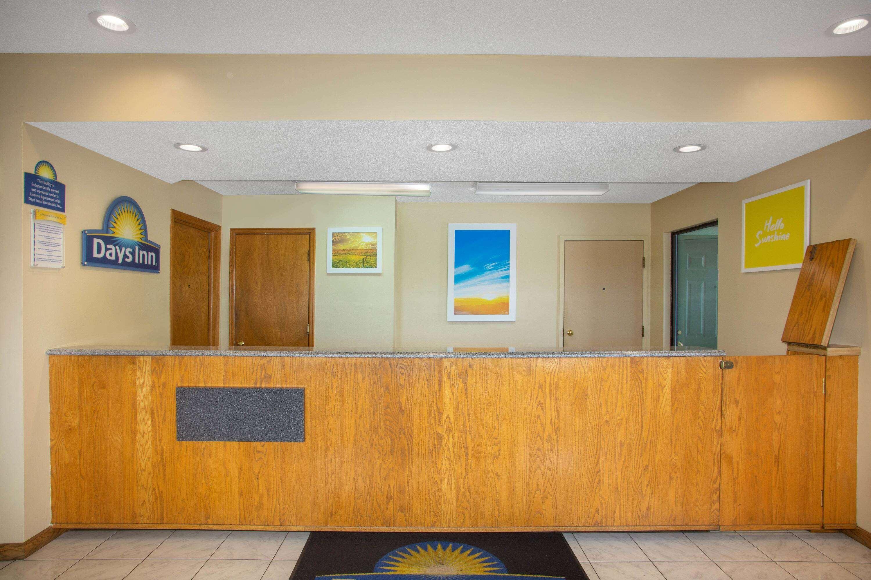 Days Inn By Wyndham Wichita West Near Airport Exterior photo