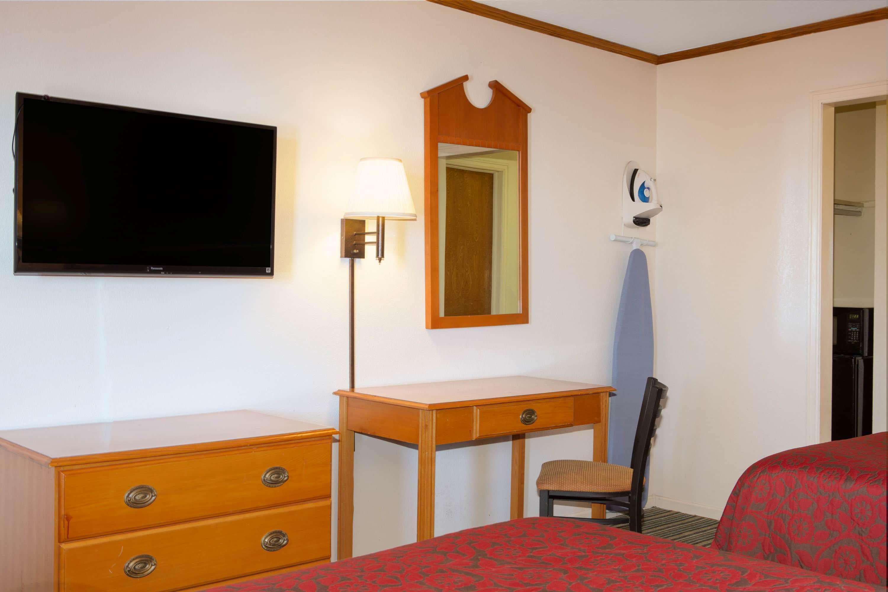 Days Inn By Wyndham Wichita West Near Airport Exterior photo