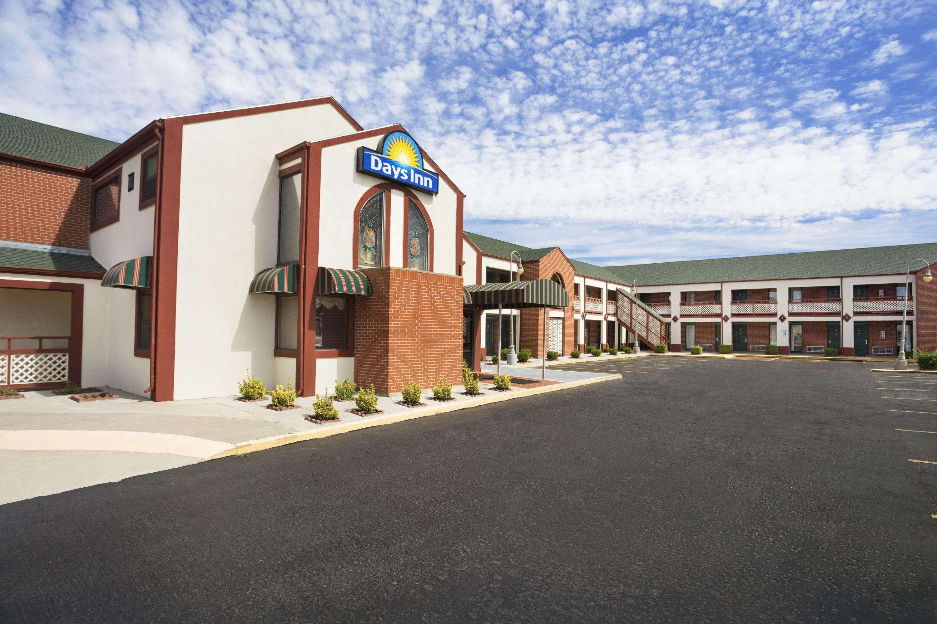 Days Inn By Wyndham Wichita West Near Airport Exterior photo