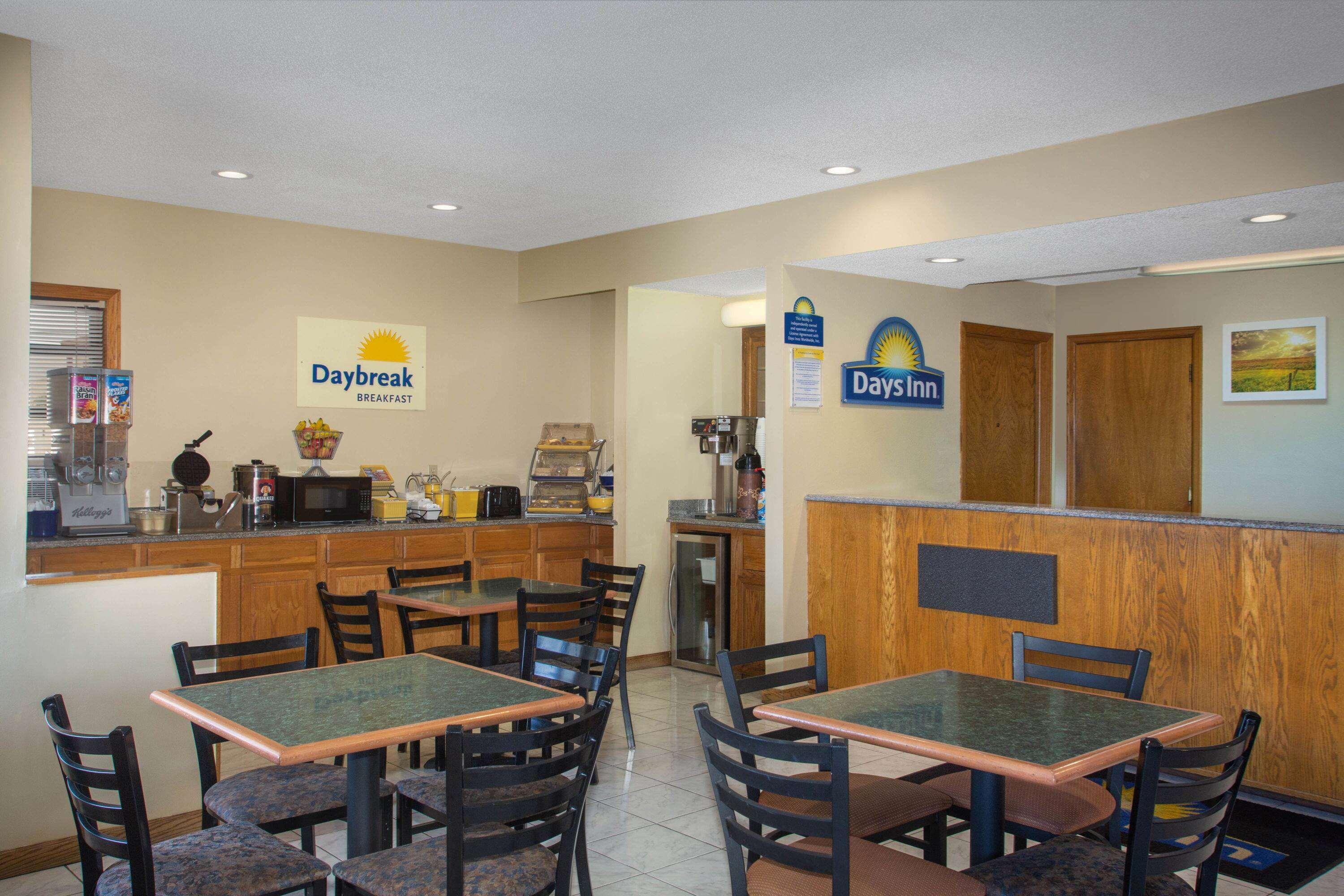 Days Inn By Wyndham Wichita West Near Airport Exterior photo