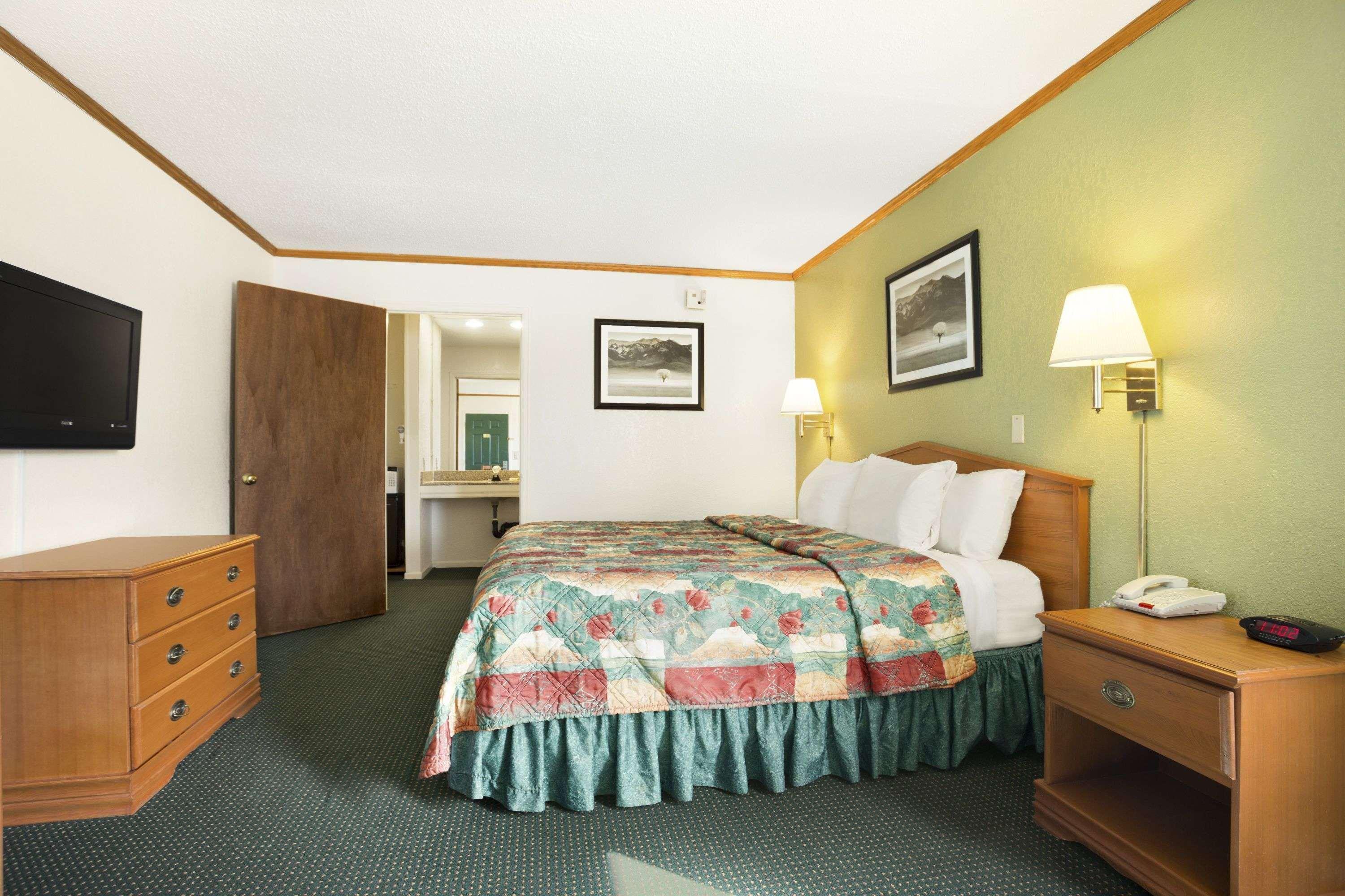 Days Inn By Wyndham Wichita West Near Airport Exterior photo