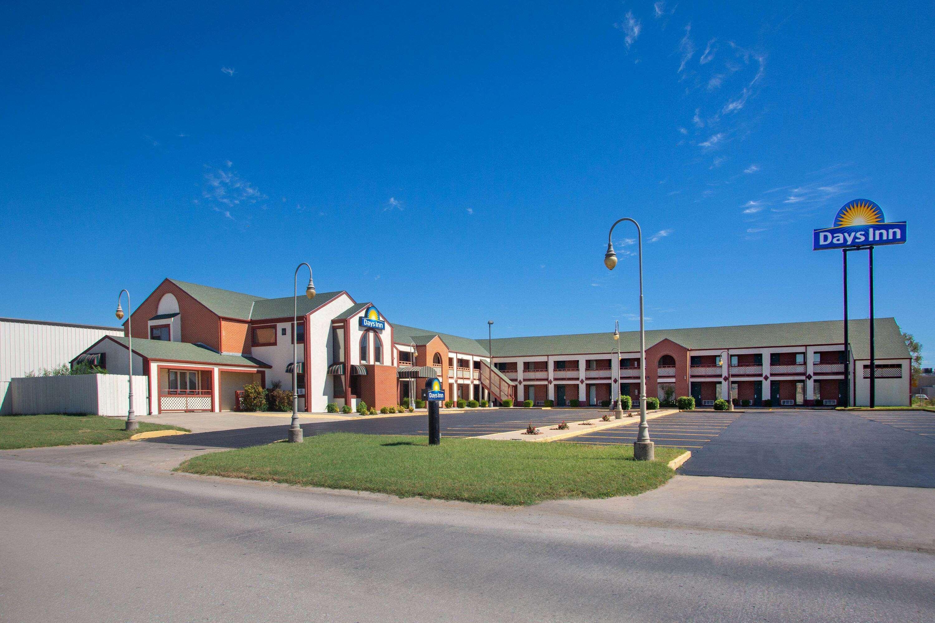 Days Inn By Wyndham Wichita West Near Airport Exterior photo