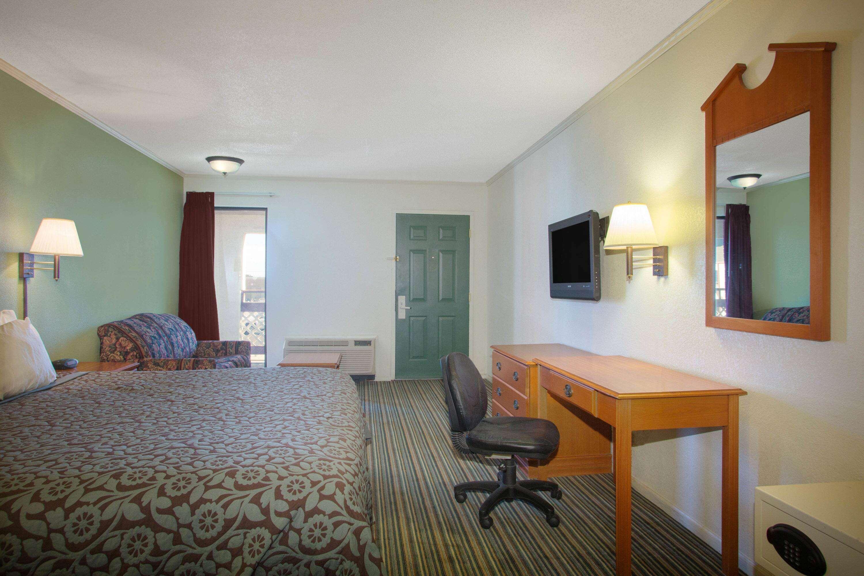 Days Inn By Wyndham Wichita West Near Airport Exterior photo