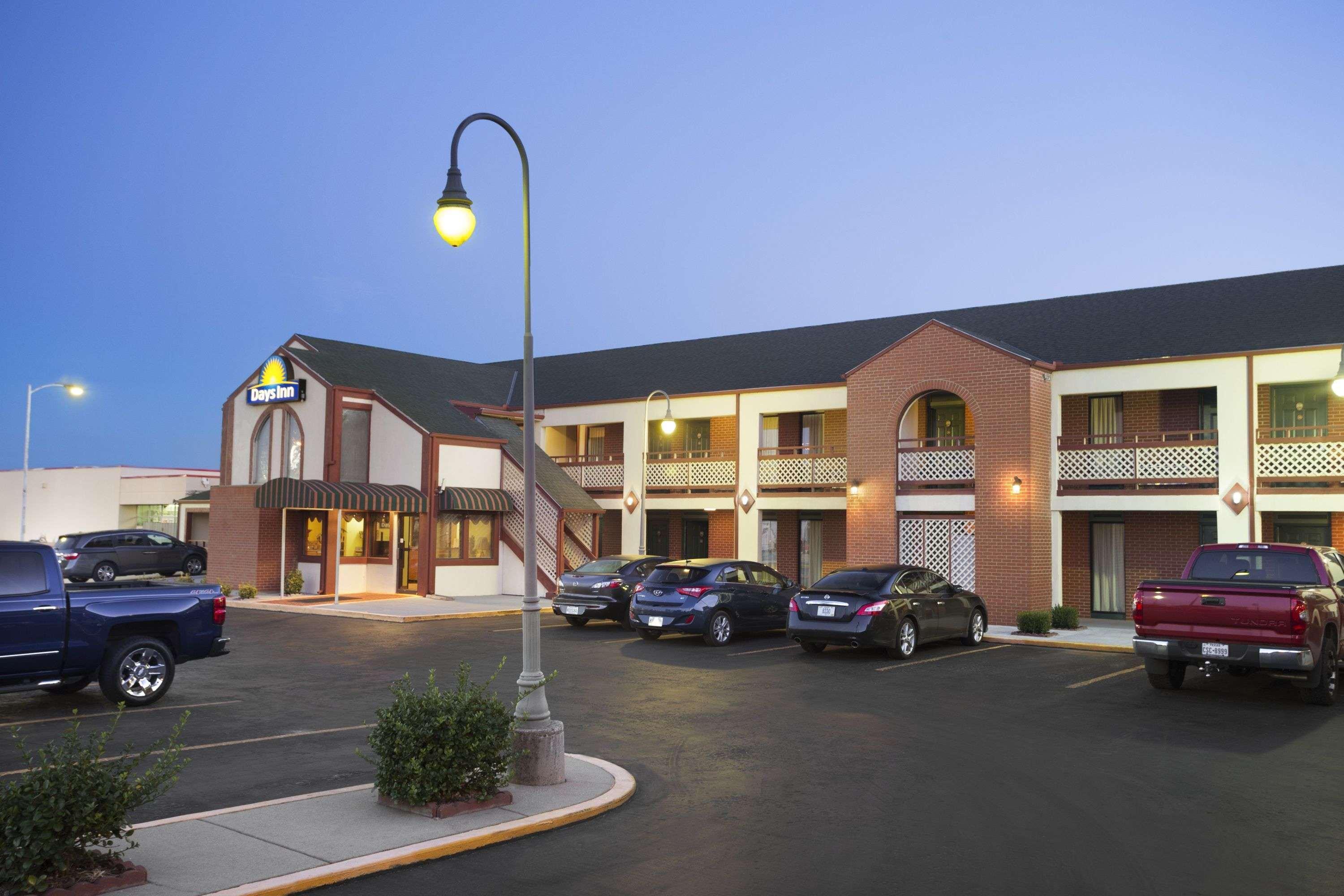 Days Inn By Wyndham Wichita West Near Airport Exterior photo