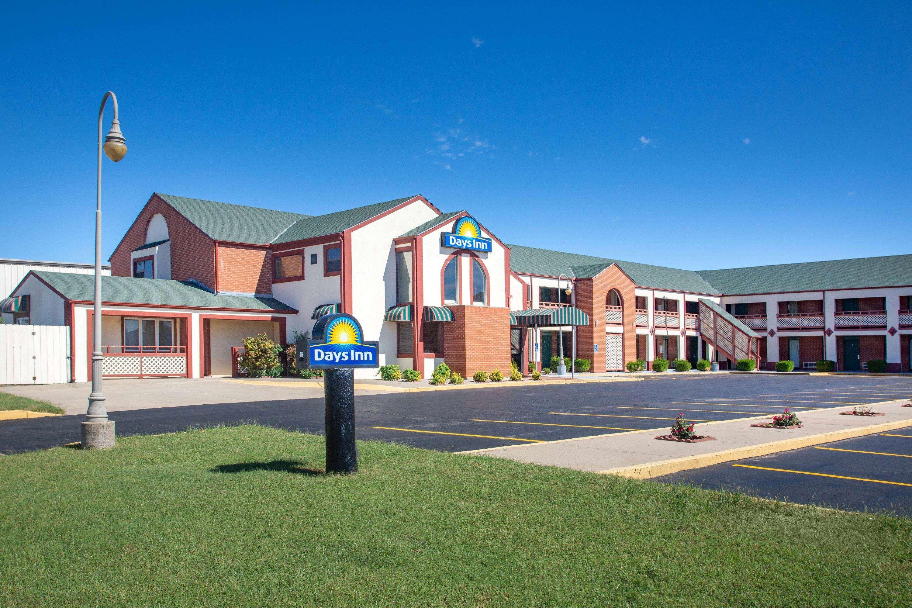 Days Inn By Wyndham Wichita West Near Airport Exterior photo