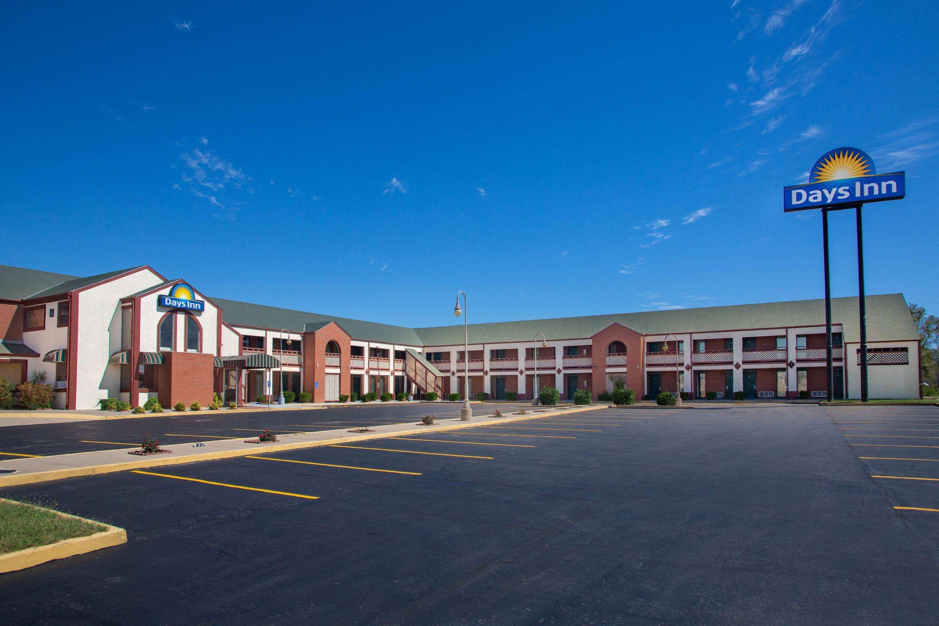 Days Inn By Wyndham Wichita West Near Airport Exterior photo