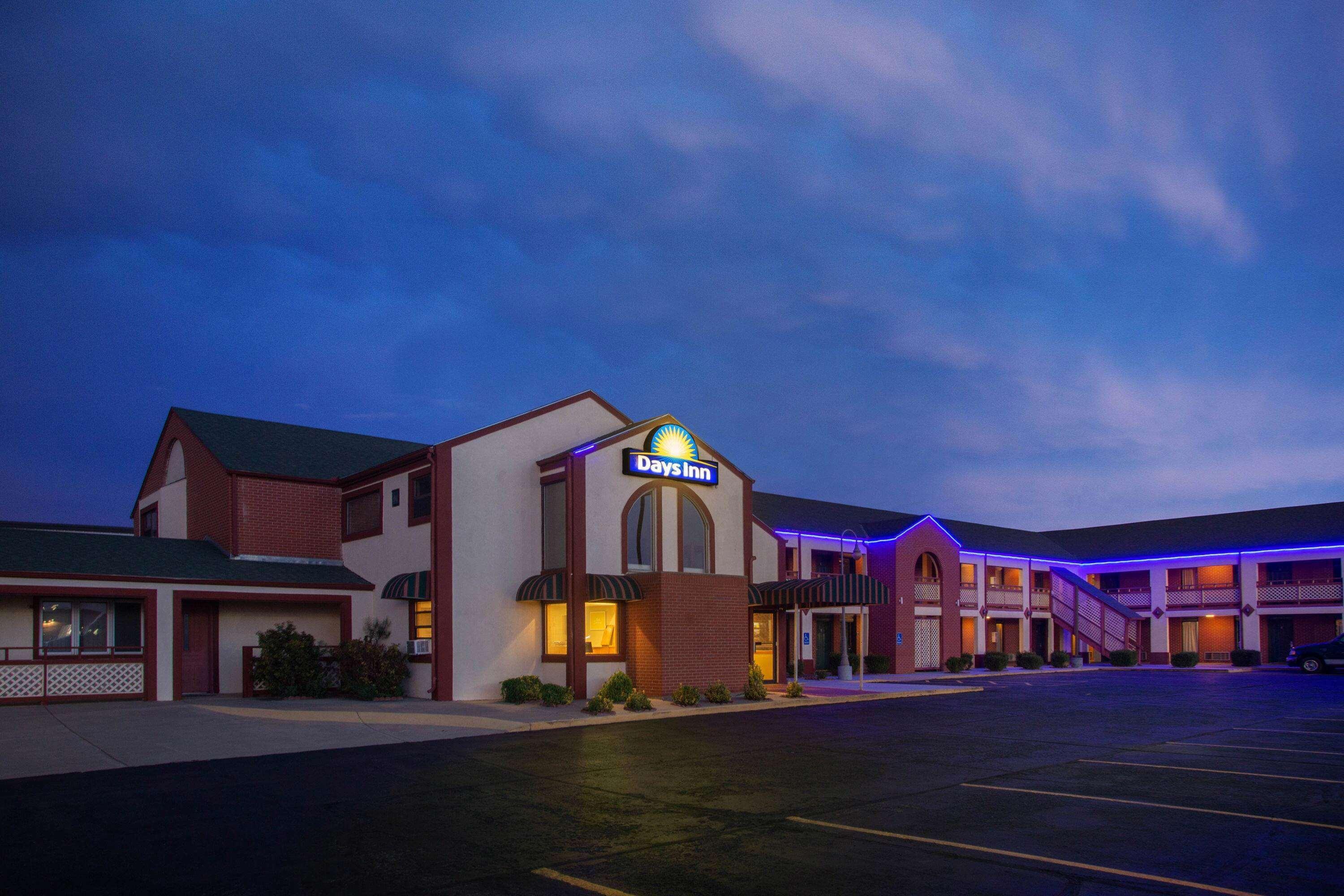 Days Inn By Wyndham Wichita West Near Airport Exterior photo