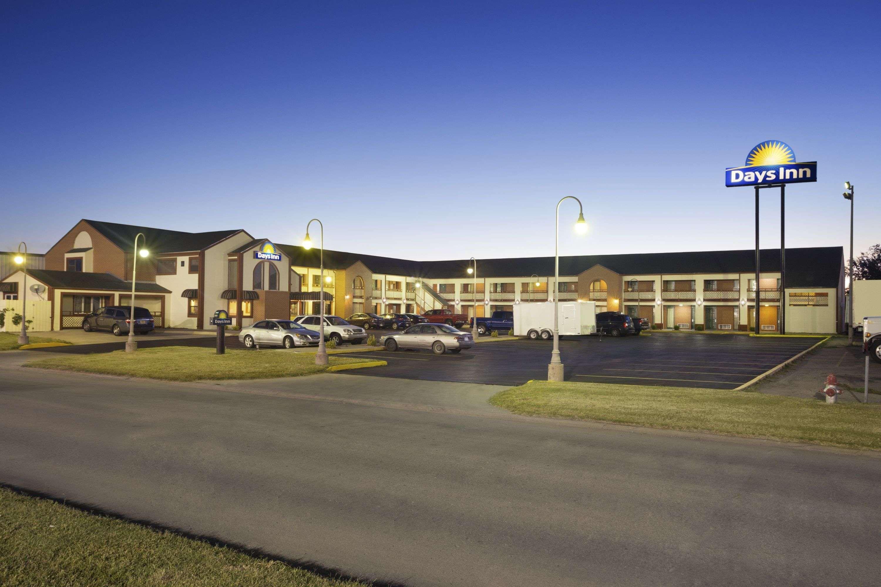 Days Inn By Wyndham Wichita West Near Airport Exterior photo