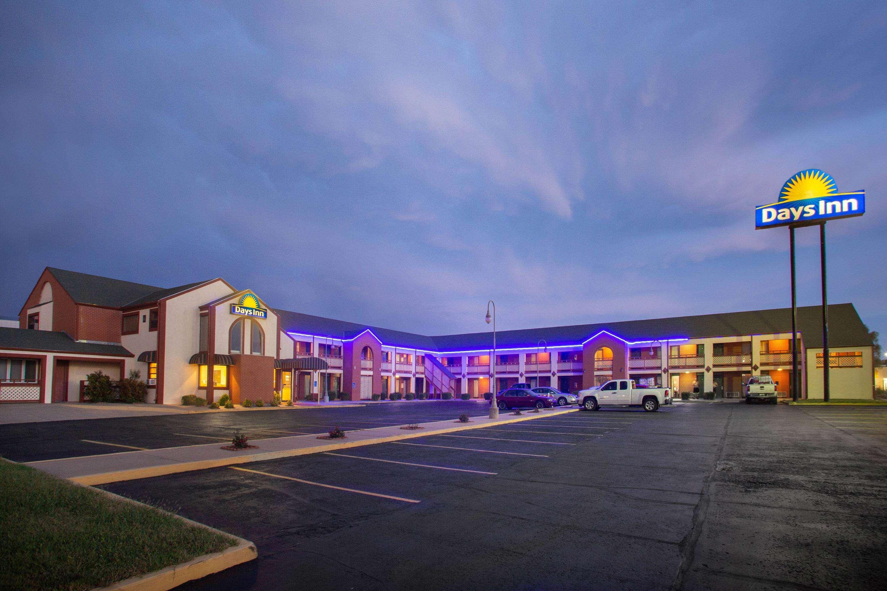 Days Inn By Wyndham Wichita West Near Airport Exterior photo