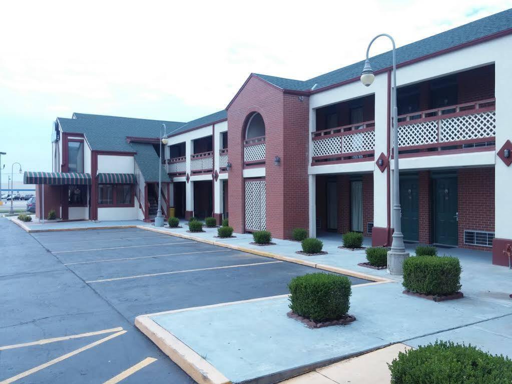 Days Inn By Wyndham Wichita West Near Airport Exterior photo